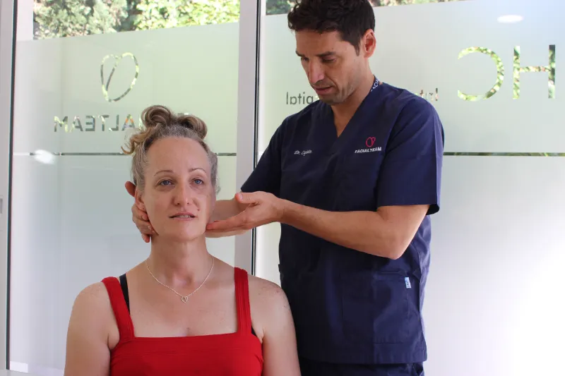 Facialteam Facial Feminization Surgeon dr. Capitán during a consultation with a transgender woman with the objective to recommend which ffs procedures are right for the patient.