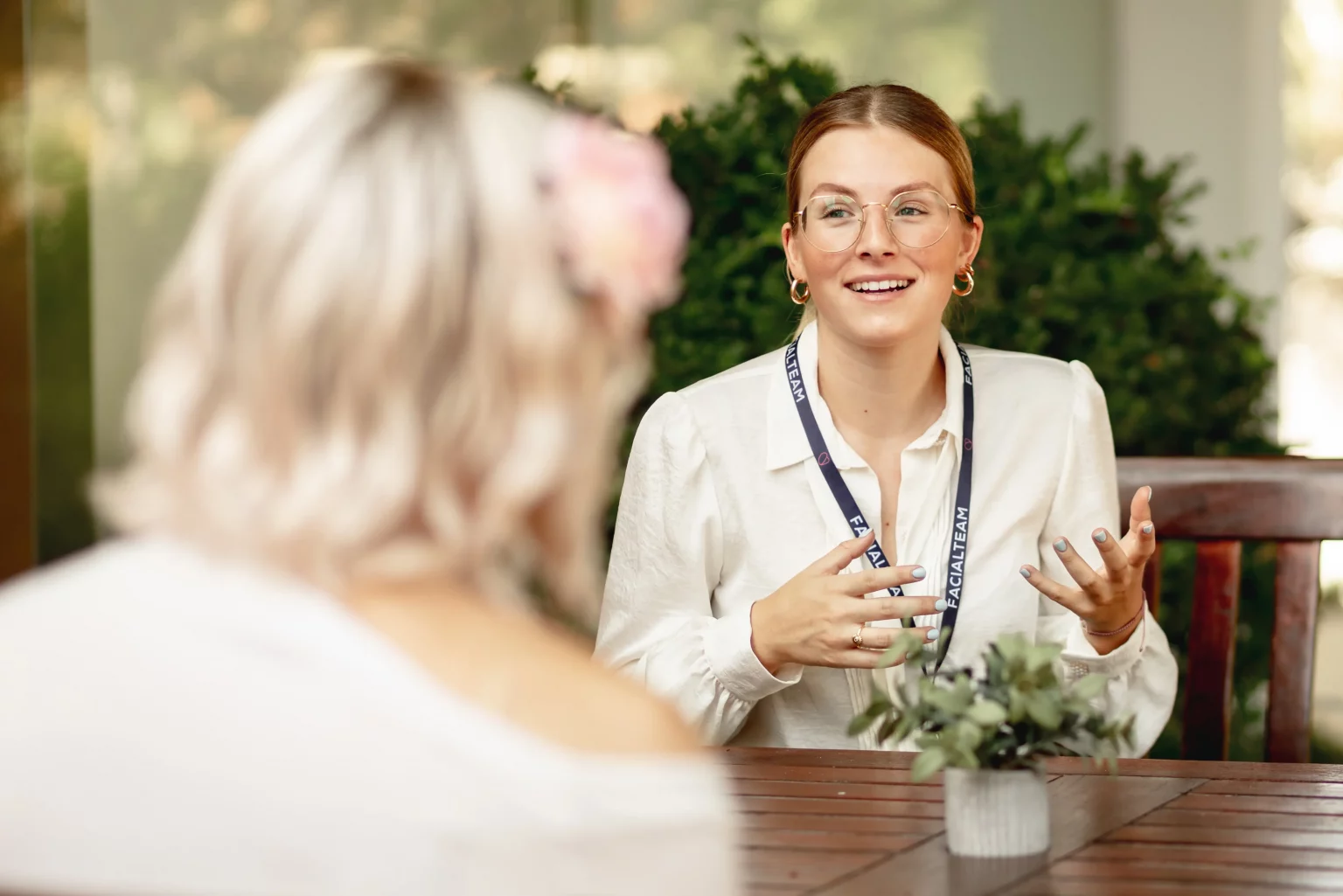 Facialteam psychologist Dana during one of the group sessions organized for trans patients at the clinic