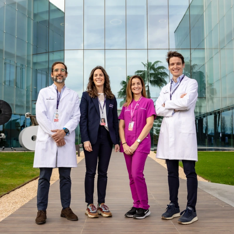 Square image of the medical staff of Facialteam Barcelona in front of the clinic of Facialteam in Barcelona