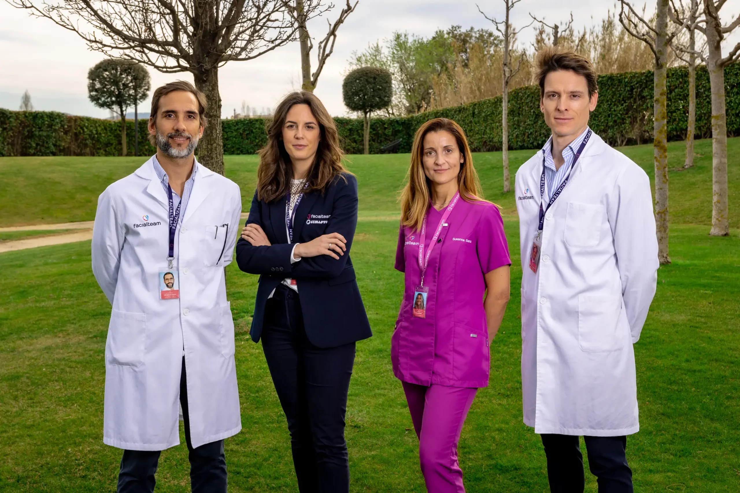 The medical staff of Facialteam Barcelona in the gardens of the clinic of Facialteam in Barcelona